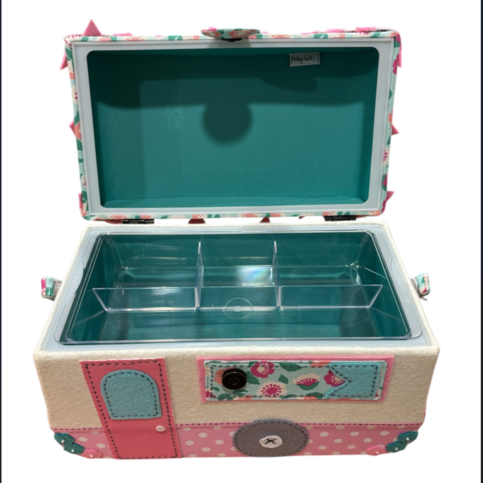 Boîte de couture rigide Hobby Gift motif caravane rétro et fleurs, idéale pour le transport de mercerie, disponible chez Mille et Un Tissus à Moulins.