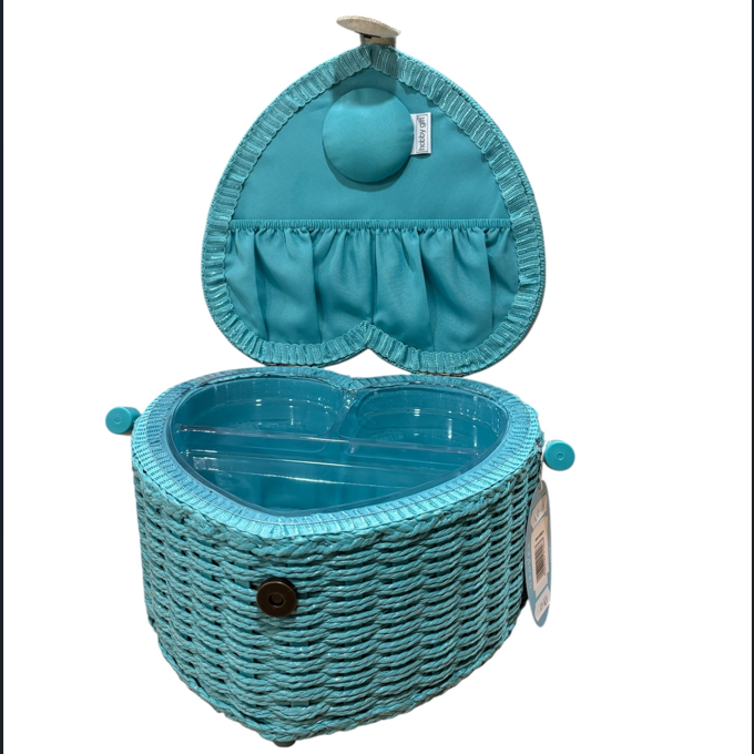 Panier de couture avec couvercle rembourré motif papillons, parfait pour ranger vos petits accessoires de patchwork, disponible chez Mille et Un Tissus à Moulins.