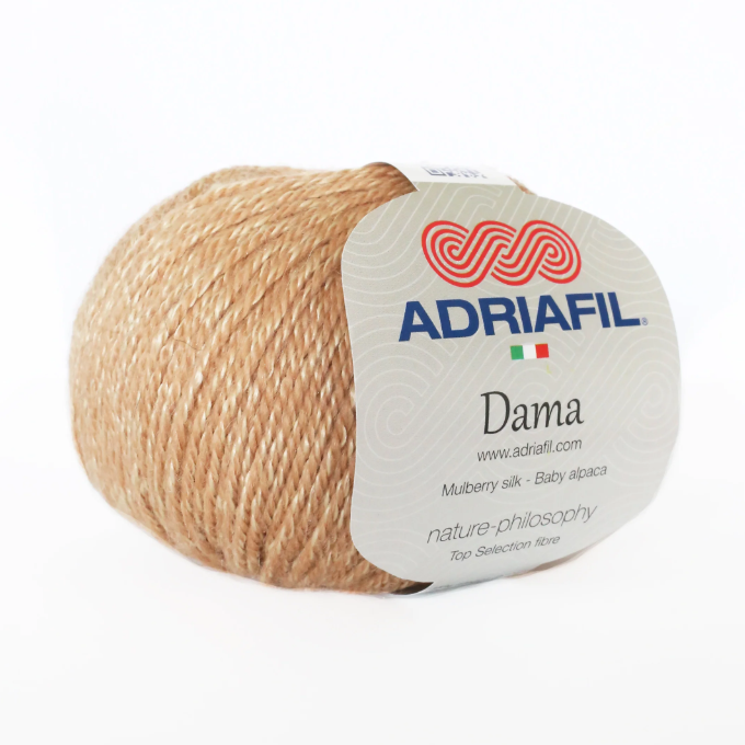Laine Dama Adriafil coloris 53 beige sable, fil doux en bébé alpaga et soie idéal pour pulls et gilets classiques, disponible chez Mille et Un Tissus à Moulins.