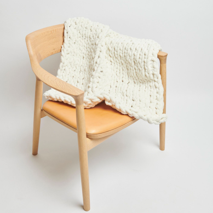 Gros fil chenille XXL blanc ultra doux effet velours pour tricot géant, disponible chez Mille et Un Tissus à Moulins.