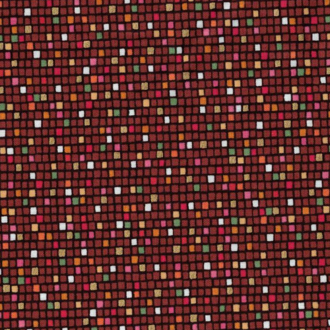 Tissu coton patchwork petits carrés colorés sur fond bordeaux, pour travaux d'aiguilles précis, disponible chez Mille et Un Tissus à Moulins.