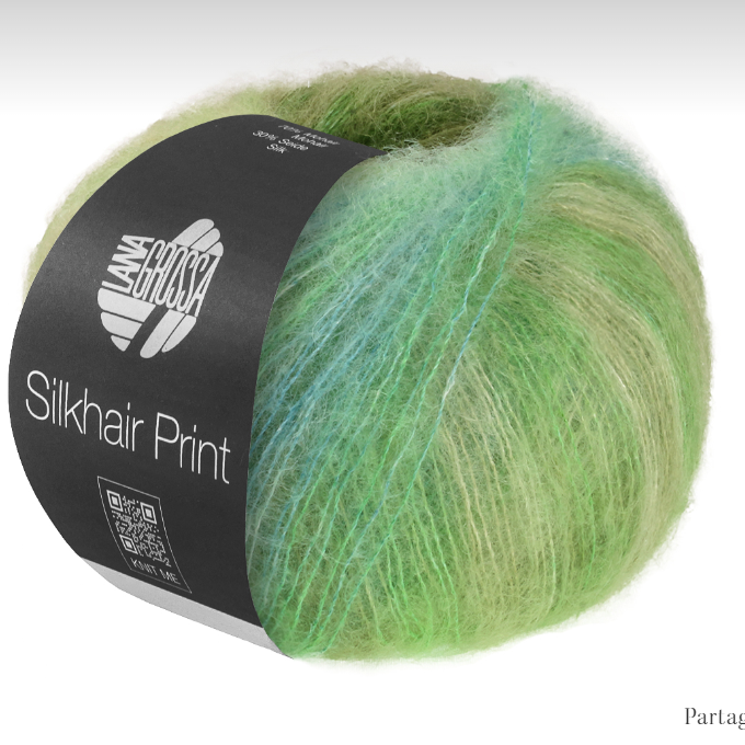 Pelote de laine mohair et soie Silkhair Print Lana Grossa coloris 439, dégradé de vert pomme et vert forêt, fil vaporeux pour châles, disponible chez Mille et Un Tissus à Moulins.