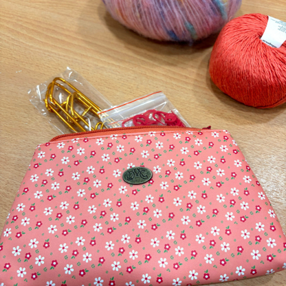 Pochette et jeu d'accessoires de tricot DMC