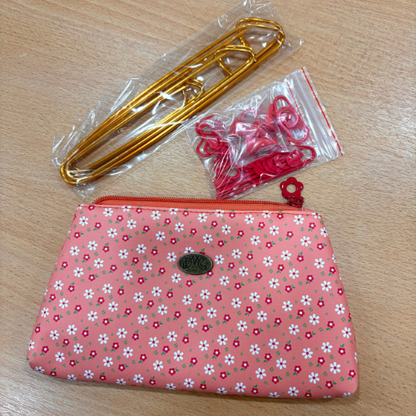 Pochette et jeu d'accessoires de tricot DMC