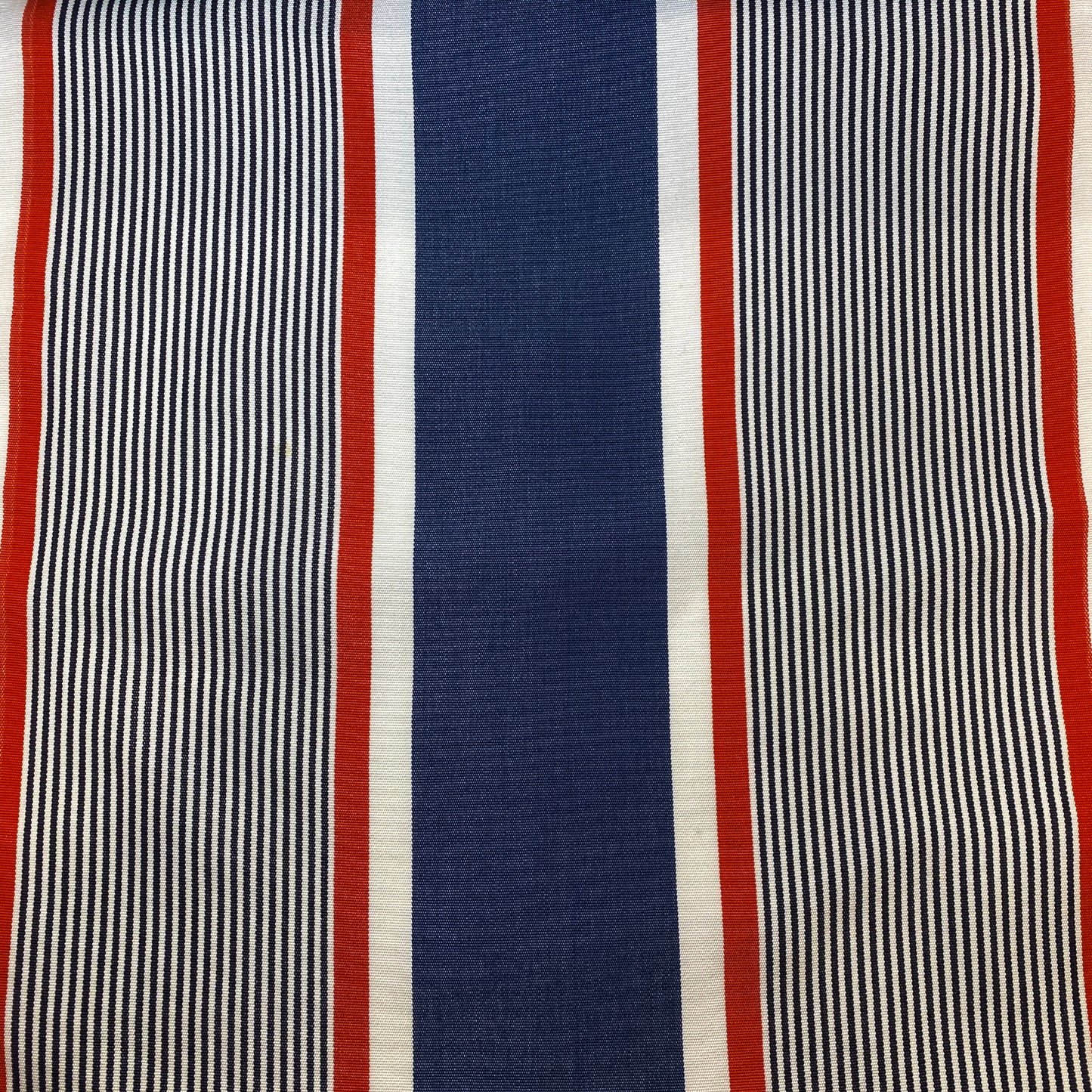 Toile à transat à rayures rouges, blanches et bleues
