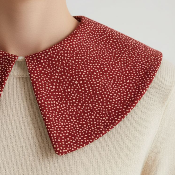 Tissu en coton rouge à petits pois blancs classiques, un indispensable pour toutes vos créations couture, disponible chez Mille et Un Tissus à Moulins.