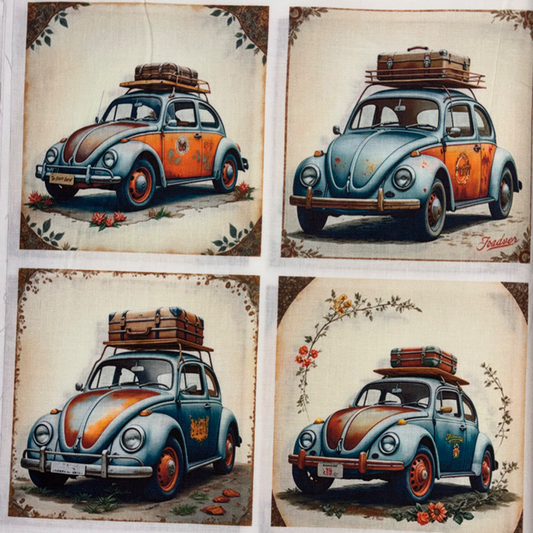 Panneau de tissu carré composé de 8  illustrations vintage de voitures Coccinelle bleues et oranges avec valises sur le toit. Style rétro rustique avec fleurs et bordures décoratives