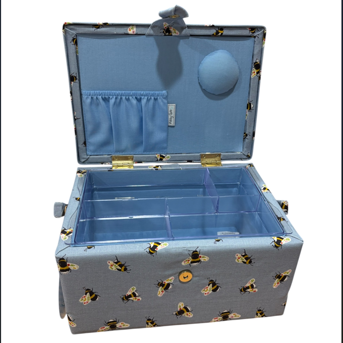 Boîte de couture carrée Hobby Gift motif abeilles et fleurs, rangement robuste pour mercerie créative, disponible chez Mille et Un Tissus à Moulins.