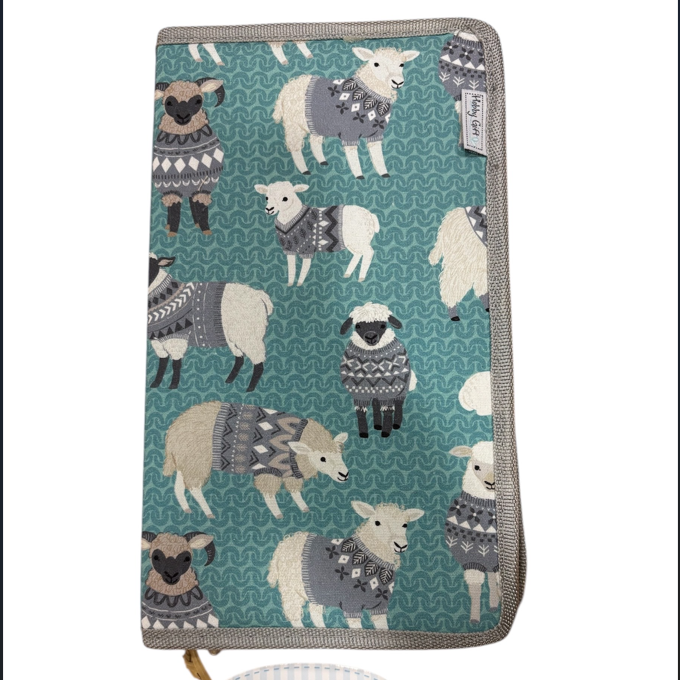 Étui à aiguilles en tissu Hobby Gift motif moutons, indispensable pour organiser vos aiguilles à patchwork, disponible chez Mille et Un Tissus à Moulins.