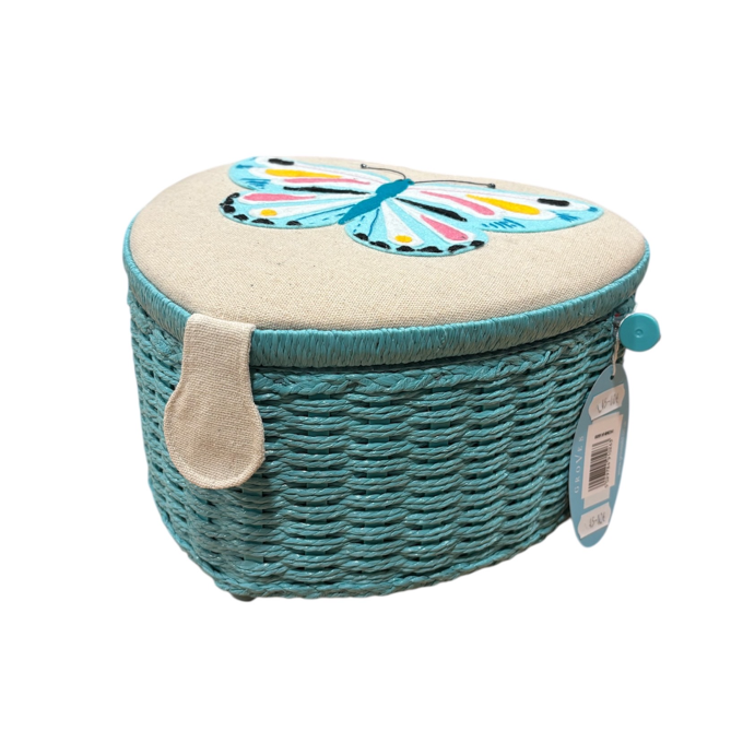 Panier de couture avec couvercle rembourré motif papillons, parfait pour ranger vos petits accessoires de patchwork, disponible chez Mille et Un Tissus à Moulins.