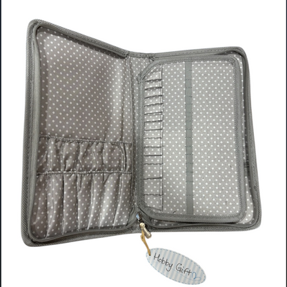 Étui à aiguilles en tissu Hobby Gift motif moutons, indispensable pour organiser vos aiguilles à patchwork, disponible chez Mille et Un Tissus à Moulins.