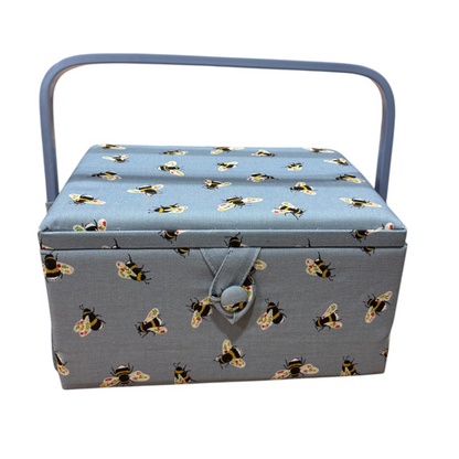 Boîte de couture carrée Hobby Gift motif abeilles et fleurs, rangement robuste pour mercerie créative, disponible chez Mille et Un Tissus à Moulins.