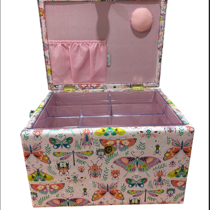 Grande boîte de couture Hobby Gift avec poignée, motif papillons colorés, pour ranger fils et tissus patchwork, disponible chez Mille et Un Tissus à Moulins.