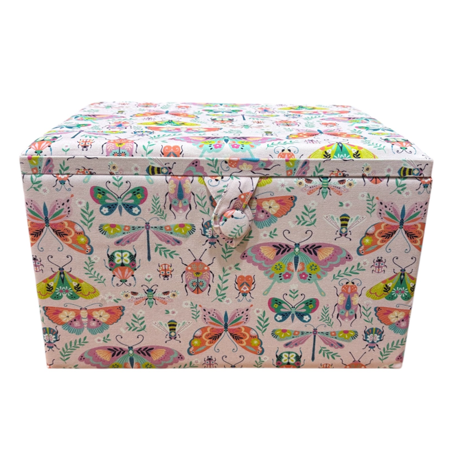 Grande boîte de couture Hobby Gift avec poignée, motif papillons colorés, pour ranger fils et tissus patchwork, disponible chez Mille et Un Tissus à Moulins.