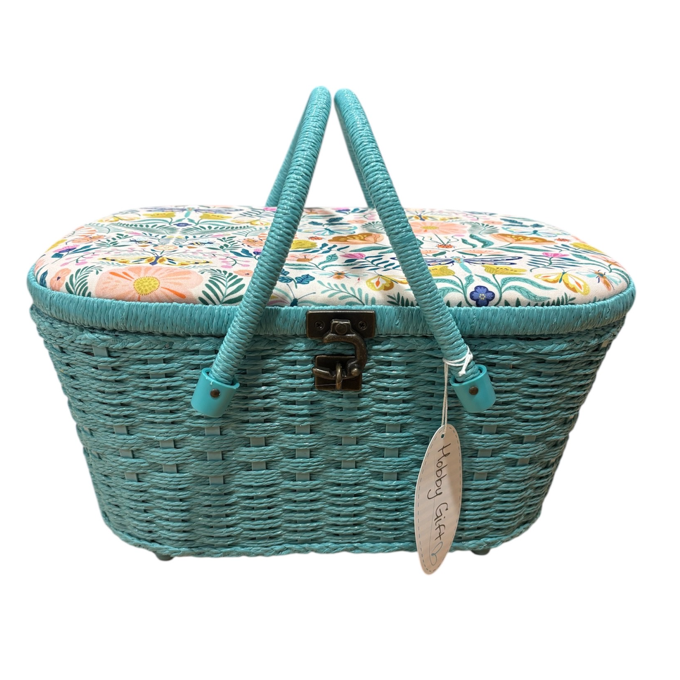 Panier de couture en osier avec motif fleurs, parfait pour ranger vos petits accessoires de patchwork, disponible chez Mille et Un Tissus à Moulins.