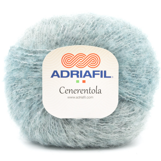 Laine bleu ciel Cenerentola Adriafil coloris 013, fil doux alpaga et coton avec micro-paillettes, disponible chez Mille et Un Tissus à Moulins.
