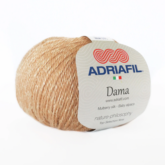 Laine Dama Adriafil coloris 53 beige sable, fil doux en bébé alpaga et soie idéal pour pulls et gilets classiques, disponible chez Mille et Un Tissus à Moulins.