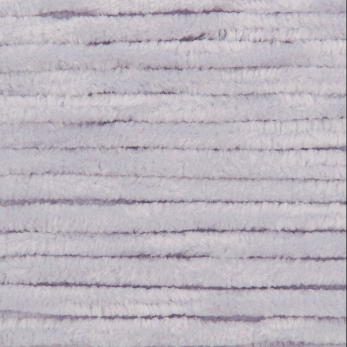 Pelote de laine chenille Creative Chenillove Rico Design coloris violet claire n°007, texture velours ultra douce pour tricot bébé, disponible chez Mille et Un Tissus à Moulins.