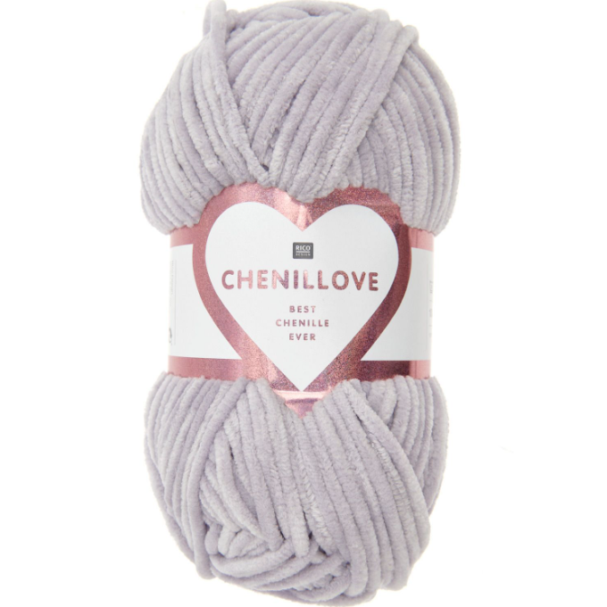Pelote de laine chenille Creative Chenillove Rico Design coloris violet claire n°007, texture velours ultra douce pour tricot bébé, disponible chez Mille et Un Tissus à Moulins.
