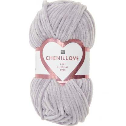 Pelote de laine chenille Creative Chenillove Rico Design coloris violet claire n°007, texture velours ultra douce pour tricot bébé, disponible chez Mille et Un Tissus à Moulins.