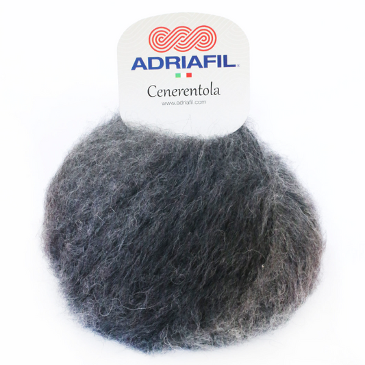 Pelote de laine Cenerentola Adriafil coloris 016 noir et gris, fil coton-alpaga aux micro-paillettes, disponible chez Mille et Un Tissus à Moulins.