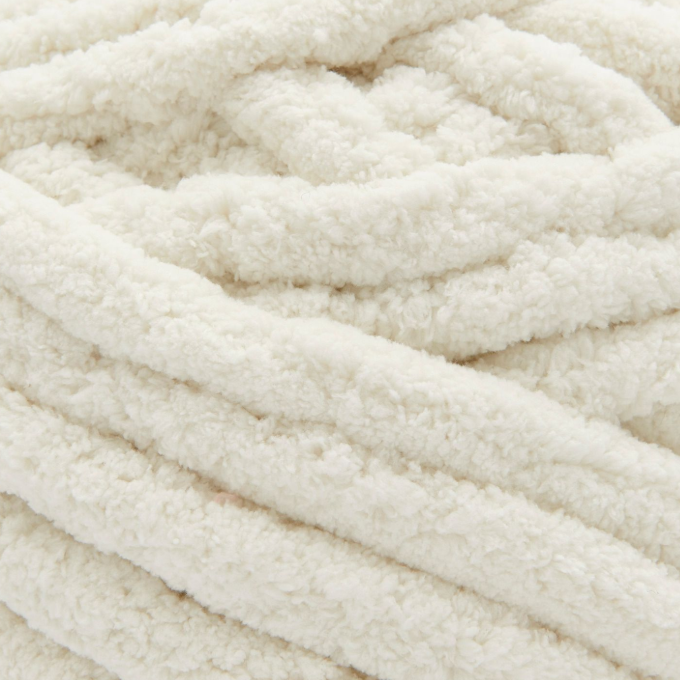 Gros fil chenille XXL blanc ultra doux effet velours pour tricot géant, disponible chez Mille et Un Tissus à Moulins.