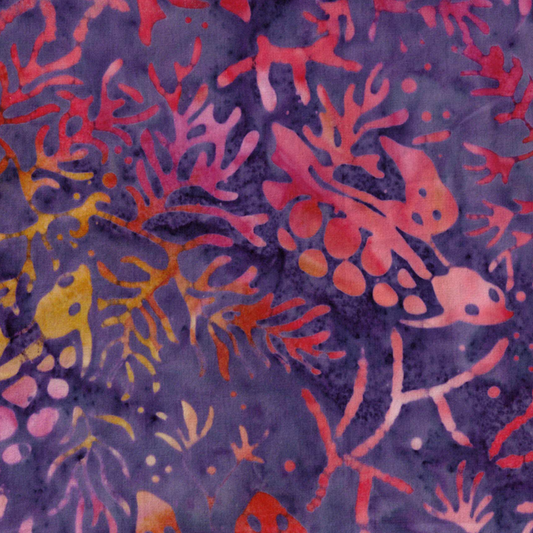 Tissu patchwork en coton motif corail et tortues tons violets et roses, de qualité supérieure, disponible chez Mille et Un Tissus à Moulins.