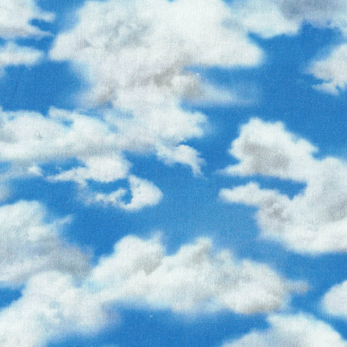 Tissu patchwork en coton motif nuages et ciel bleu, idéal pour la décoration de chambres d'enfants, disponible chez Mille et Un Tissus à Moulins.