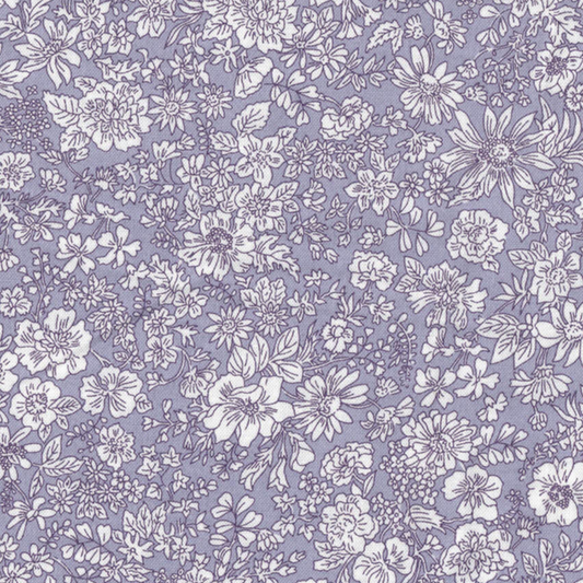 Tissu patchwork en coton imprimé fleuri façon Liberty tons lavande, doux et souple, disponible chez Mille et Un Tissus à Moulins.