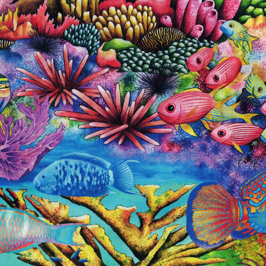 Tissu patchwork en coton aux motifs de corails colorés, idéal pour des créations estivales et le quilting, disponible chez Mille et Un Tissus à Moulins.