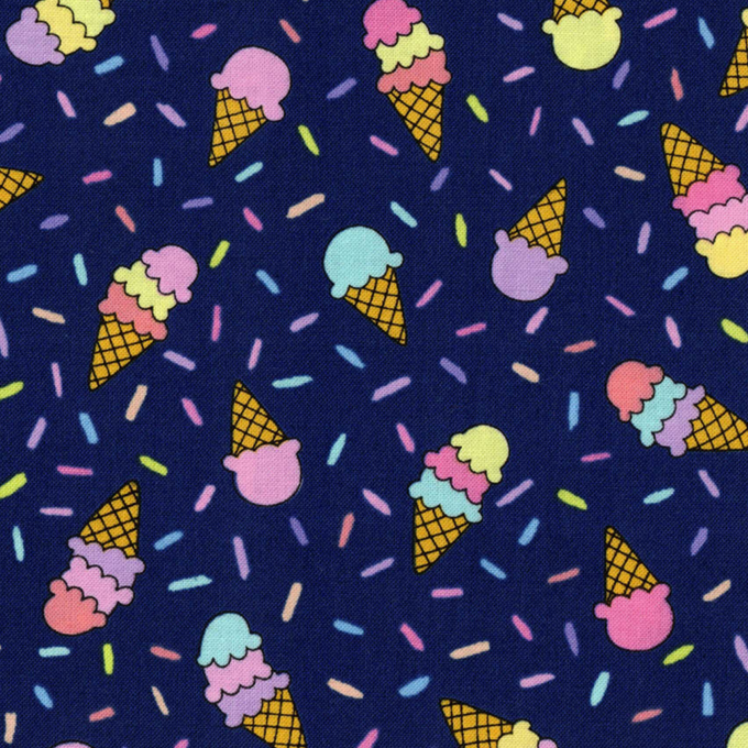 Tissu patchwork en coton imprimé cornets de glace multicolores, pour des créations gourmandes, disponible chez Mille et Un Tissus à Moulins.