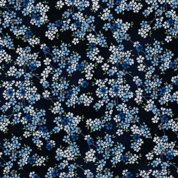 Tissu patchwork en coton bleu à petites fleurs délicates, idéal pour des ouvrages printaniers, disponible chez Mille et Un Tissus à Moulins.