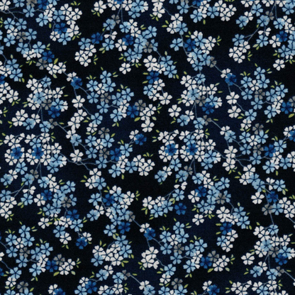 Tissu patchwork en coton bleu à petites fleurs délicates, idéal pour des ouvrages printaniers, disponible chez Mille et Un Tissus à Moulins.