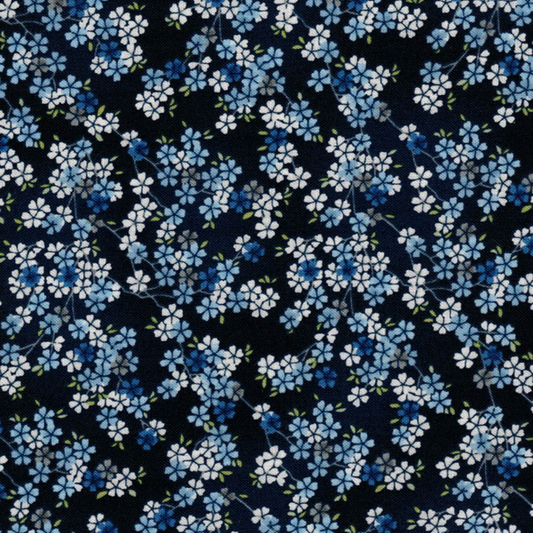 Tissu patchwork en coton bleu à petites fleurs délicates, idéal pour des ouvrages printaniers, disponible chez Mille et Un Tissus à Moulins.