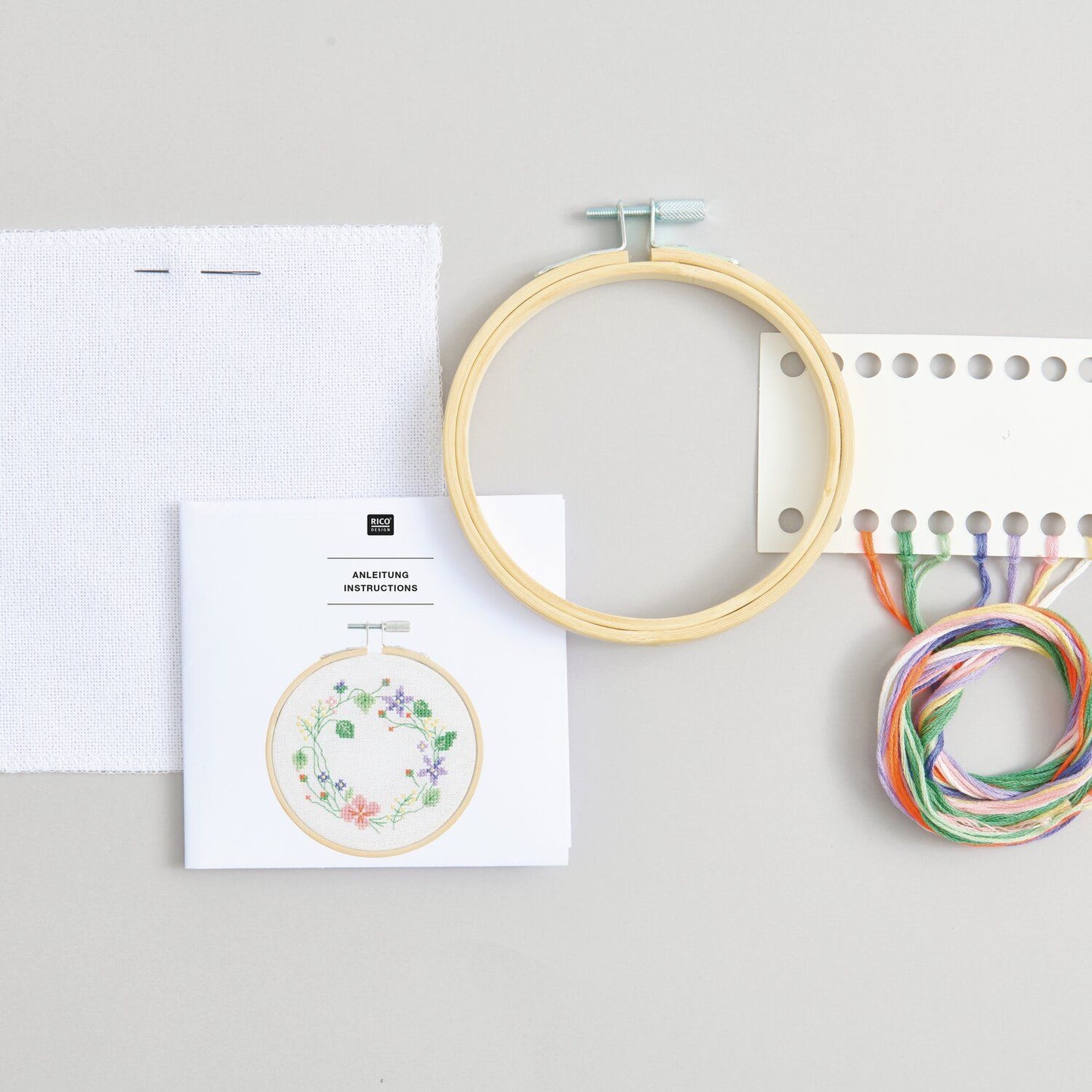 Rico Design Kit de broderie au point de croix compté « Couronne de fleurs »