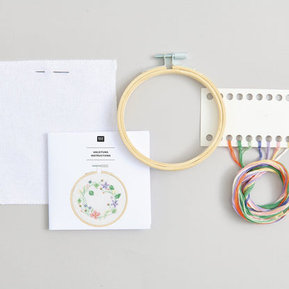 Rico Design Kit de broderie au point de croix compté « Couronne de fleurs »