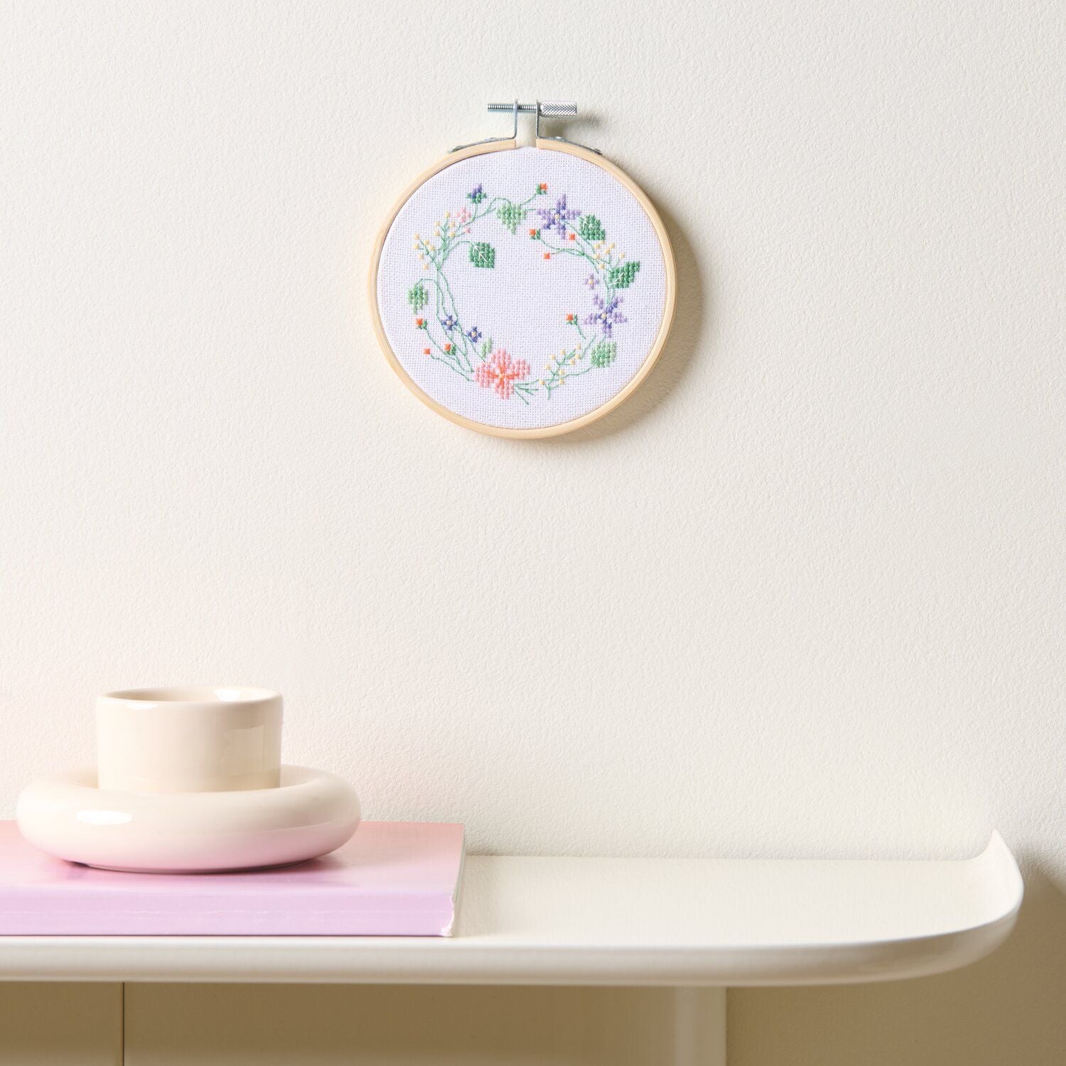 Rico Design Kit de broderie au point de croix compté « Couronne de fleurs »