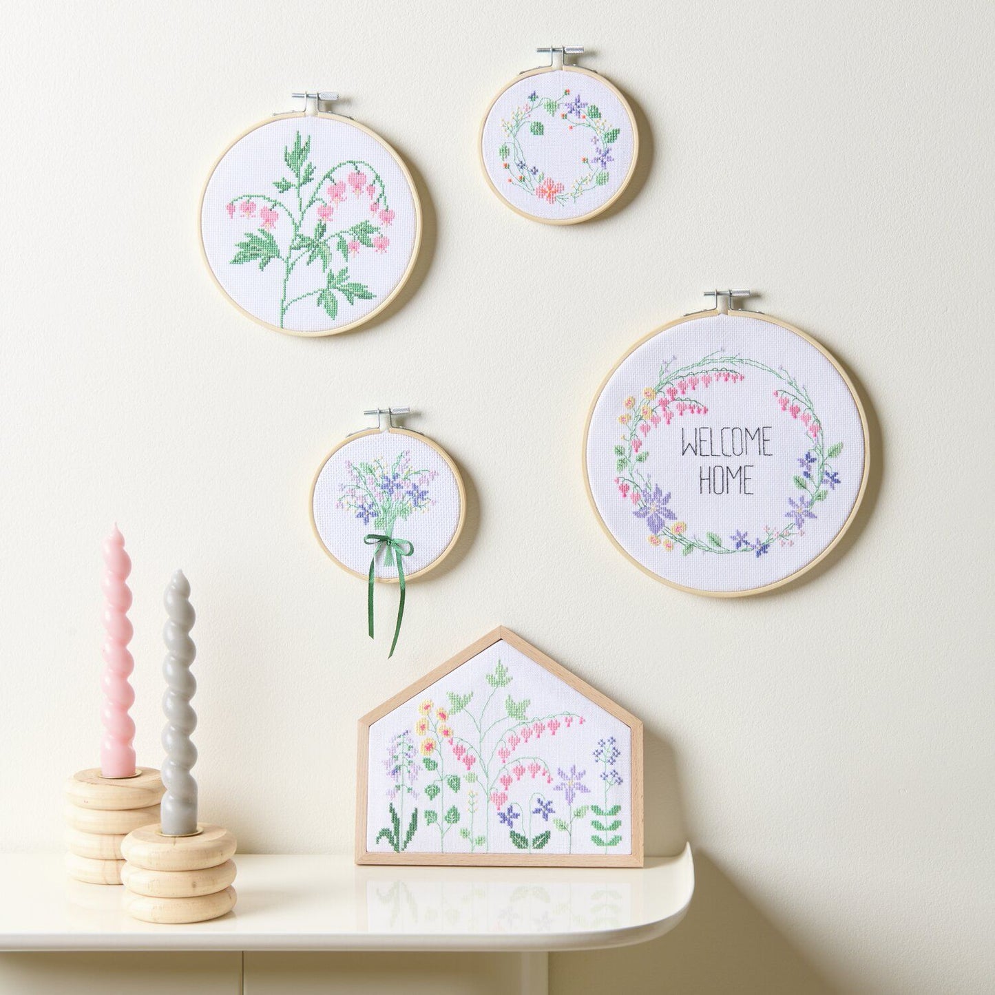 Rico Design Kit de broderie au point de croix compté « Couronne de fleurs »