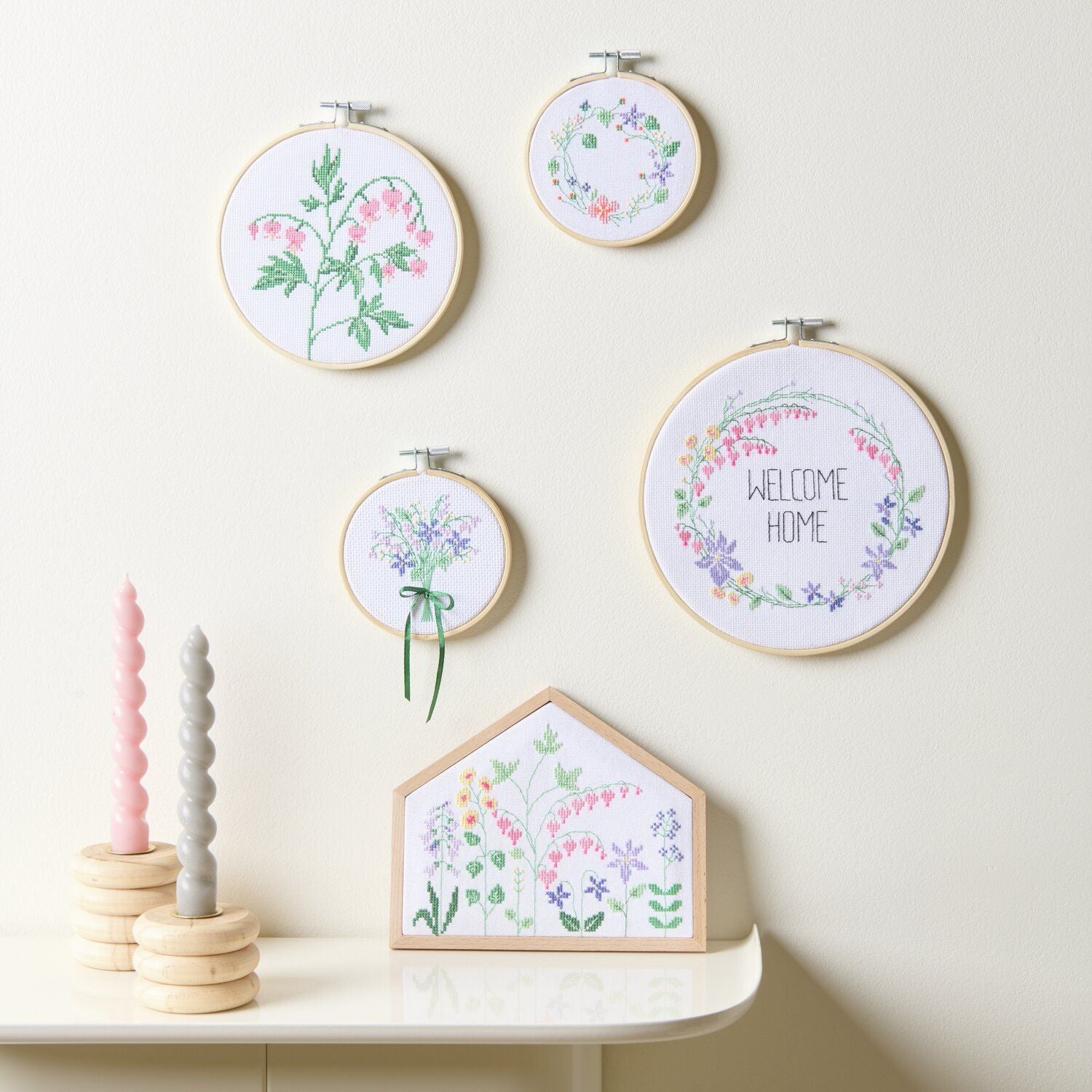 Rico Design Kit de broderie au point de croix compté « Couronne de fleurs »